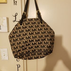 Womens Michael Kors Purse. Gently used